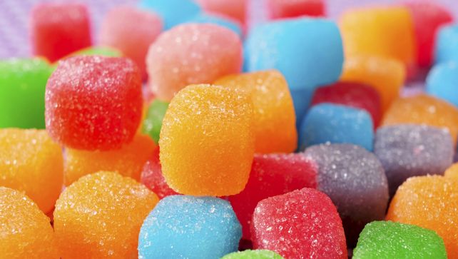 El video muestra cómo se hacen las gomitas pero parece una película de terror