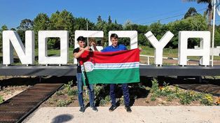 Los chicos con la bandera y en el cartel de Nogoyá.