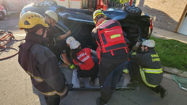 Fuerte choque en zona sur. El rescate de uno de los ocupantes del auto volcado.