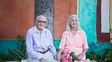 una pareja de ancianos celebro su 65 aniversario con la sesion de fotos mas romantica de facebook