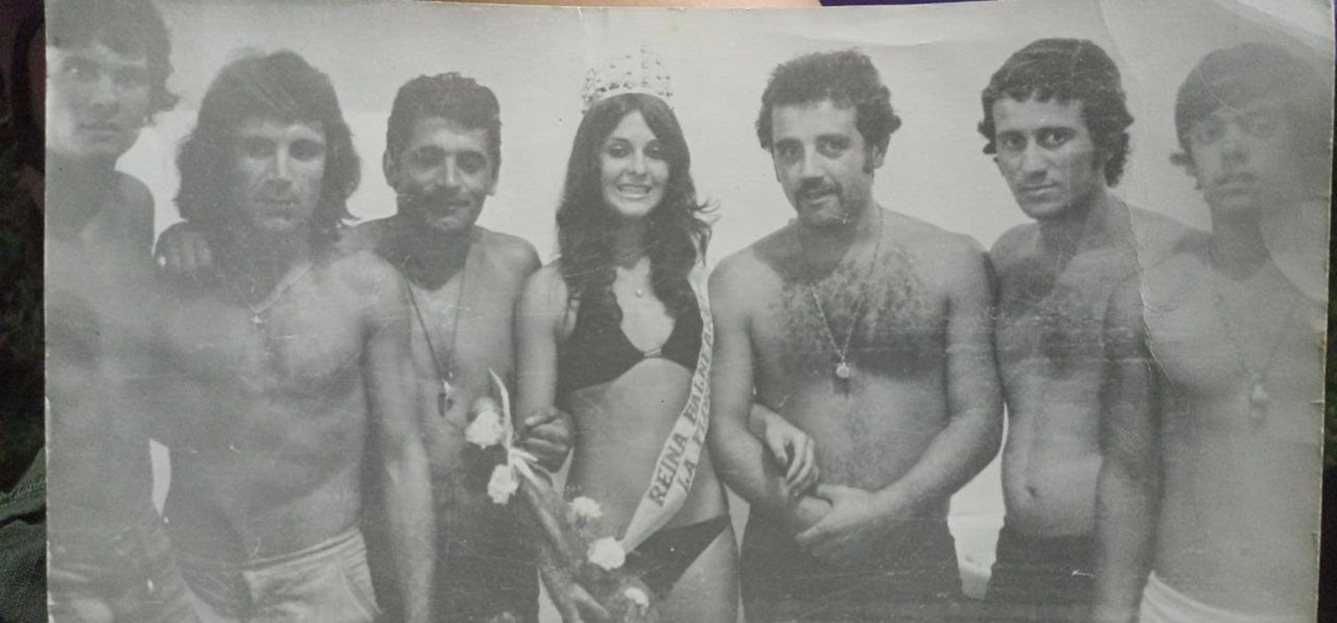 Una de las reinas de la Florida, junto a Pedro Correa y otros colegas guardavidas. 