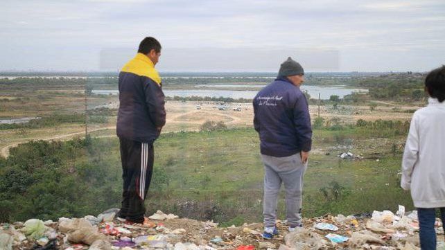 Barrio Antártida Argentina: Al borde de la barranca y cercados por la basura