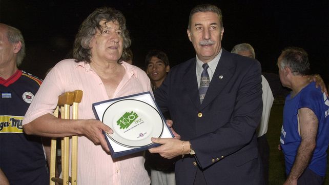 Murió el Trinche Carlovich, el ídolo charrúa que fue golpeado en forma salvaje en un intento de robo