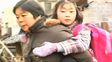 Un abuela china lleva a espaldas a su nieta al colegio a 5 kil&oacute;metros de distancia