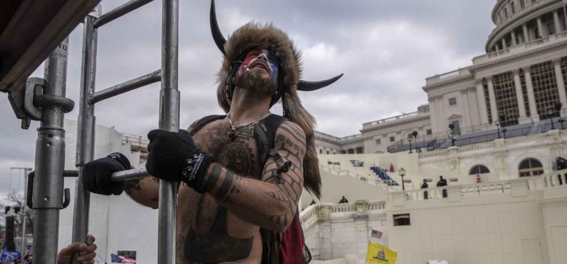 Jacob Anthony Chansley, conocido como el chamán de QAnon o Jake Angeli, se convirtió en uno de los rostros más visibles del asalto al Capitolio. Los días posteriores a la toma del Capitolio se presentaron cargos federales contra Chansley quien publicó él mismo sus fotografías en el interior de la Cámara. Foto: Bloomberg