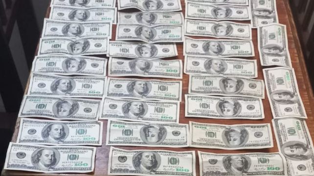 Un joven vendió una Play 5 y le pagaron con dólares falsos
