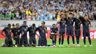 La Federación de Ecuador comunicó que el DT Félix Sánchez Bas dejó su cargo tras la eliminación contra Argentina.