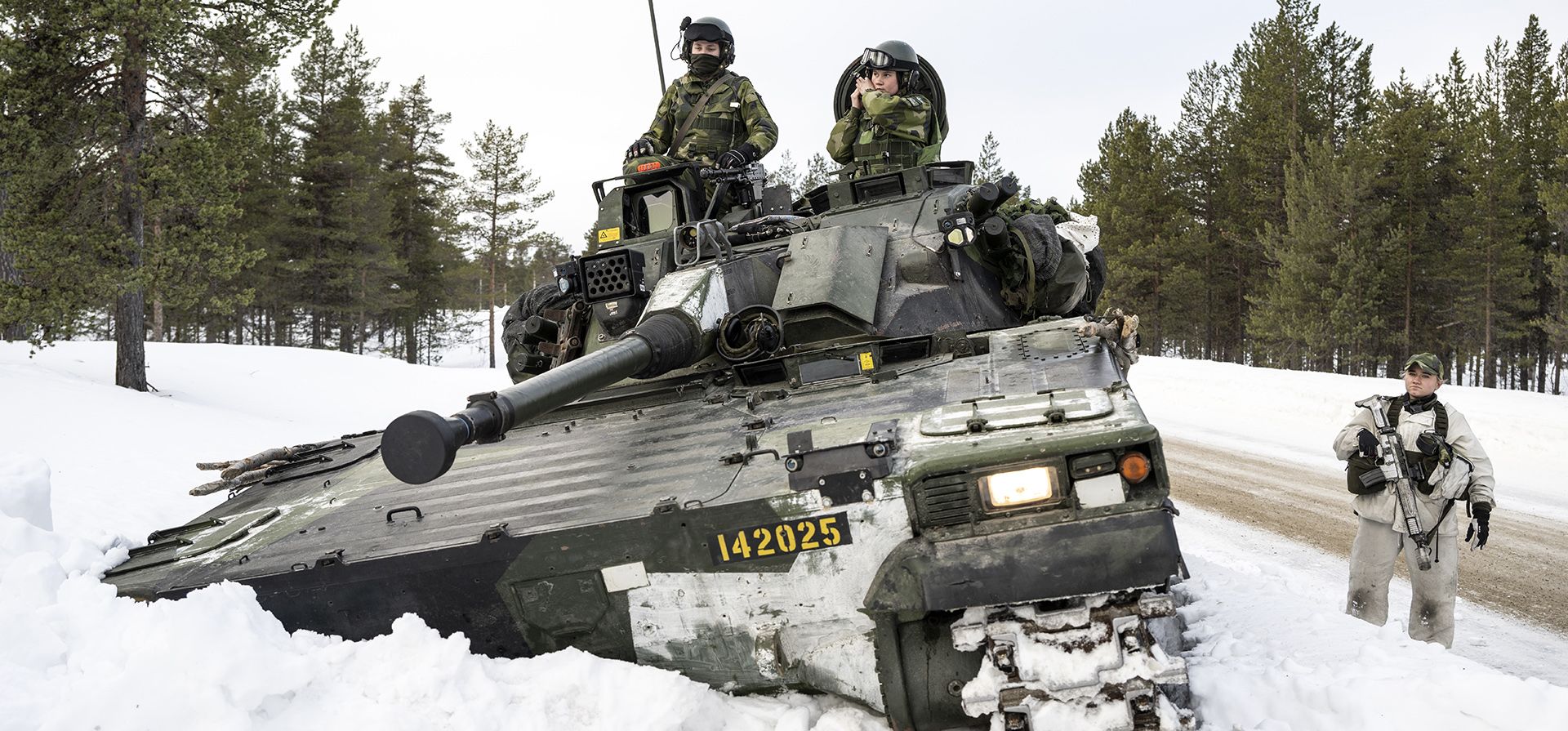 Soldados suecos de la Norrlandsbrigade en Boden en un vehículo de combate 90 durante un entrenamiento junto con unidades de caza finlandesas en Hetta, en el norte de Finlandia, el martes 5 de marzo de 2024. (Anders Wiklund/Agencia de Noticias TT vía AP) Soldados suecos de la Norrlandsbrigade en Boden en un vehículo de combate 90 durante un entrenamiento junto con unidades de caza finlandesas en Hetta, en el norte de Finlandia, el martes 5 de marzo de 2024. (Anders Wiklund/Agencia de Noticias TT vía AP)