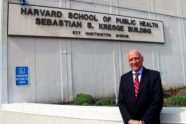 Bonfatti en el ingreso a la Escuela de Salud Pública de la Universidad de Harvard.