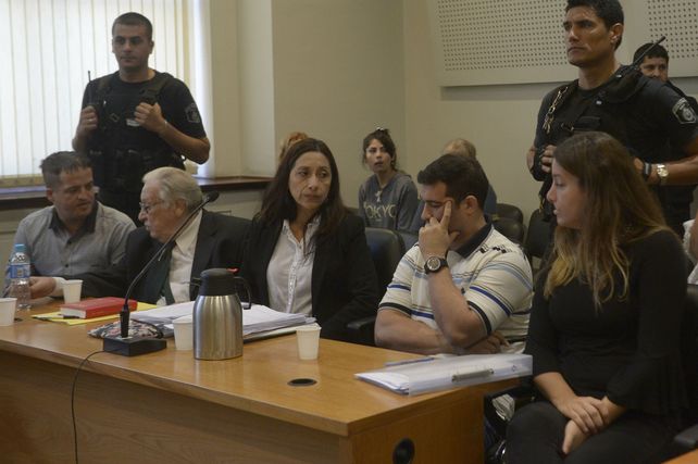 Condenados. Alberto Peralta (a la izquierda) y Hernán Núñez (remera rayada) fueron sentenciados ayer.