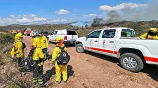 Primer contacto de brigadistas santafesinos con el fuego en Córdoba: El viento lo hizo difícil pero se pudo combatir