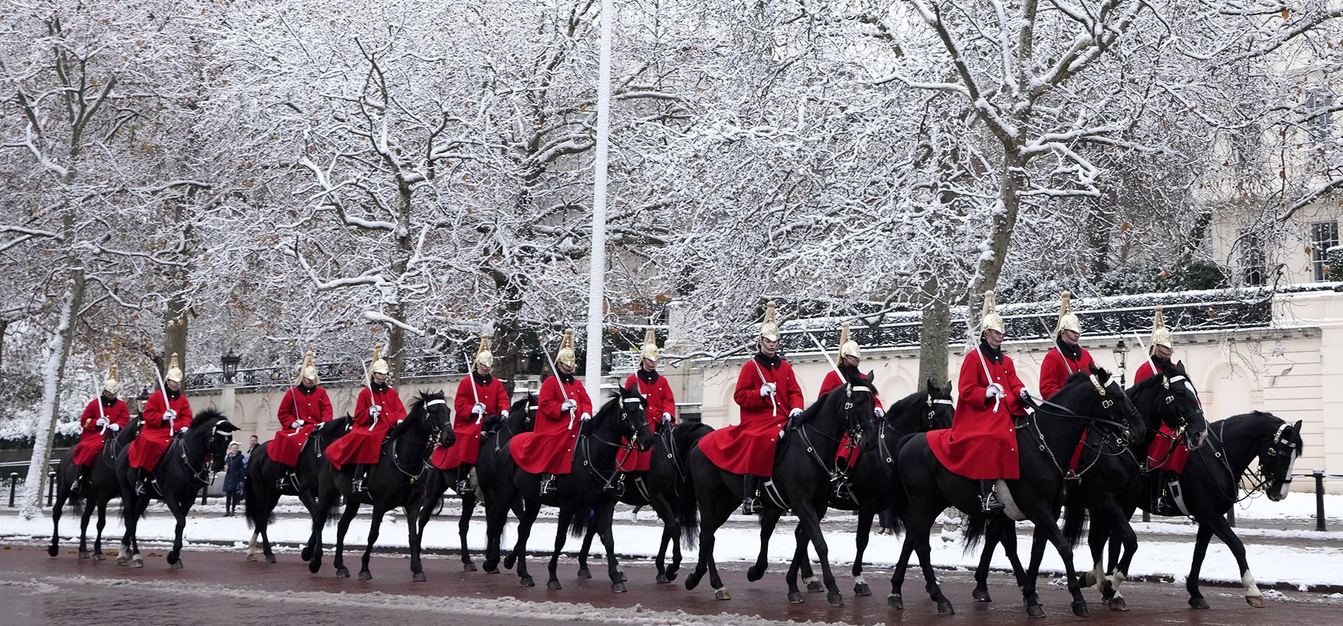 Soldados montados recorren The Mall durante el Cambio de Guardia del Rey en Londres, el lunes 12 de diciembre de 2022. La nieve y el hielo han barrido partes del Reino Unido, con condiciones invernales frías que continuarán durante días. (Foto AP/Kirsty Wigglesworth)