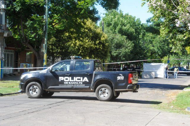 La policía trabajando en Lituania al 5600, donde fue el primer hallazgo. 