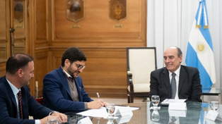 Maximiliano Pullaro culminó una jornada frenética en Buenos Aires con una reunión con el jefe de Gabinete, Guillermo Francos, vinculada a la obra pública en Santa Fe.