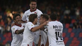 Pablo Pérez, Panchito González y Armando Méndez, se abrazan con los goleadores, Guillermo May y Ángelo Martino.