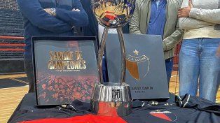 Colón donará una réplica de la Copa de la Liga, más el libro Sangre de campeones y una camiseta al Museo del Deporte.