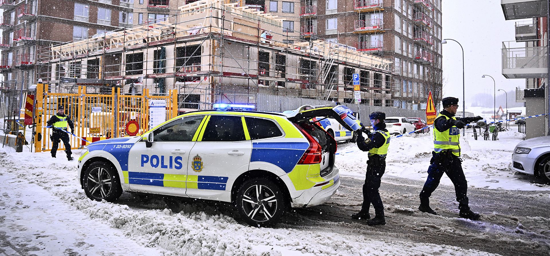 La policía sueca llega al lugar donde un ascensor de construcción se estrelló contra el suelo en una obra, hiriendo gravemente a varias personas en Sundbyberg, al norte de Estocolmo, Suecia, el lunes 11 de diciembre de 2023. La falta de conjuntos de tornillos y tuercas fue la causa de un accidente fatal el año pasado, cuando cinco personas murieron dentro de un ascensor de una obra que se estrelló contra el suelo en Estocolmo, dijeron las autoridades el miércoles 3 de julio de 2024. (Claudio Bresciani/TT News Agency vía AP, Archivo) La policía sueca llega al lugar donde un ascensor de construcción se estrelló contra el suelo en una obra, hiriendo gravemente a varias personas en Sundbyberg, al norte de Estocolmo, Suecia, el lunes 11 de diciembre de 2023. La falta de conjuntos de tornillos y tuercas fue la causa de un accidente fatal el año pasado, cuando cinco personas murieron dentro de un ascensor de una obra que se estrelló contra el suelo en Estocolmo, dijeron las autoridades el miércoles 3 de julio de 2024. (Claudio Bresciani/TT News Agency vía AP, Archivo)