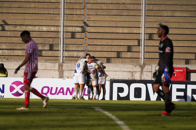 Giaccone ya convirtió y lo festeja con sus compañeros en la victoria canalla en Copa Argentina.