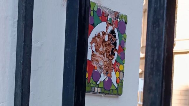 Memoria. El mosaico vandalizado se encuentra en la puerta de ingreso a la escuela