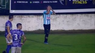Leonel Ovejero, de 21 años, jugador de Argentino (M) fue expulsado en el segundo tiempo por orinar en la cancha.