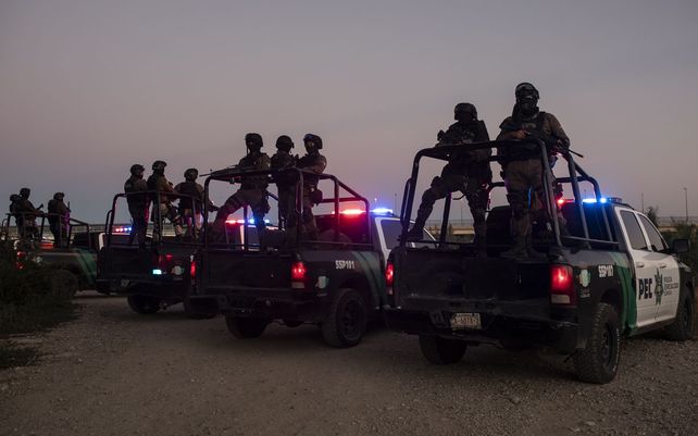 La policía mexicana monta guardia cerca del río Grande en Ciudad Acuña, México, al amanecer del jueves en la frontera con el Río, Texas. México ha estado intensificando sus esfuerzos para aliviar el número de migrantes en este segmento de la frontera.