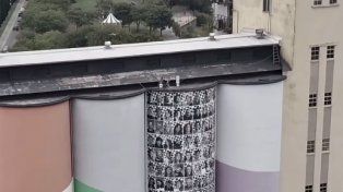 Una obra fotográfica de las paredes externas del museo Macro voló con la tormenta