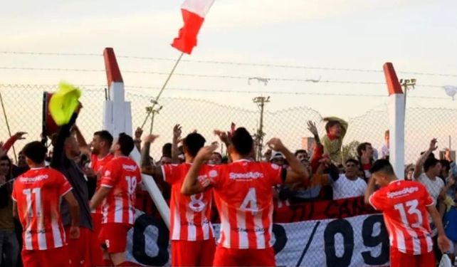 El festejo de los rojiblancos de Maciel con sus hinchas tras el clásico.