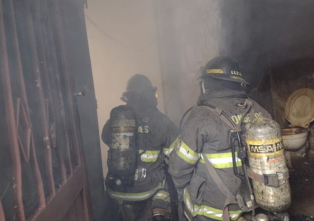 Bomberos Zapadores trabajan en el domicilio de Lavallén al 2700. 