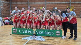 El seleccionado femenino de la Asociación Regional de Básquet Pancho Ramírez con la copa.