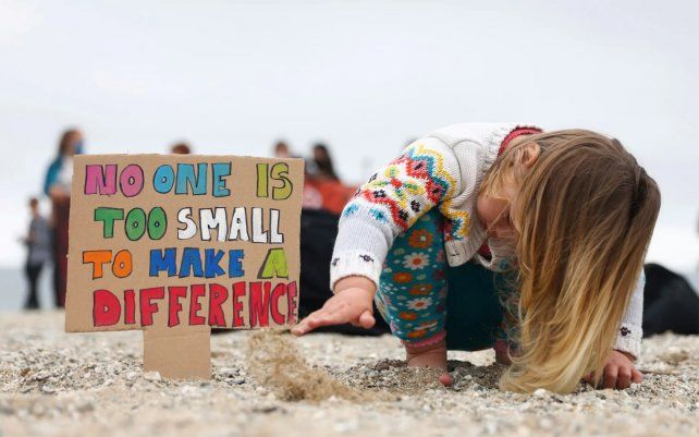 Una niña juega en la playa de Falmouth durante una protesta de Cornwall. Fotografía: Tom Nicholson / Reuters
