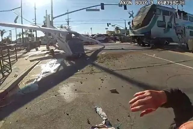 Dramático rescate del piloto de una avioneta a punto de ser arrollado por un tren