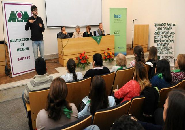 En la Facultad de Ciencias Jurídicas. Se realizó un panel sobre el tema con la participación de ambas instituciones y los dos directores de hospitales / Foto: Gentileza INADI