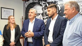Gerardo Morales fue recibido por la diputada nacional Victoria Tejeda, el diputado provincial Maximiliano Pullaro y el presidente de la UCR Santa Fe, Carlos Fascendini.