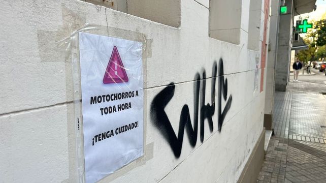 Vecinos del centro colocaron carteles avisando sobre robo de celulares en la zona