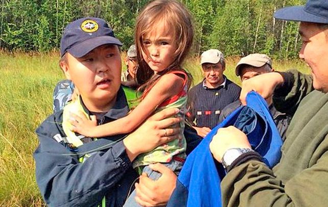 Milagro. Karina Chikitova en brazos del poblador que la encontró en el campo.