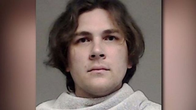 Un padre olvidó a su bebé en el auto bajo el sol y después lo metió en la heladera