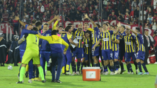 Los jugadores de Central celebran en el Coloso el triunfo que se gestó en la zurda de Malcorra. De los primeros seis de visitante que tuvo en la Copa de la Liga 2024 fue el único que ganó.