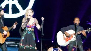 Madonna sorprende en París cantando en un homenaje a las víctimas del atentado