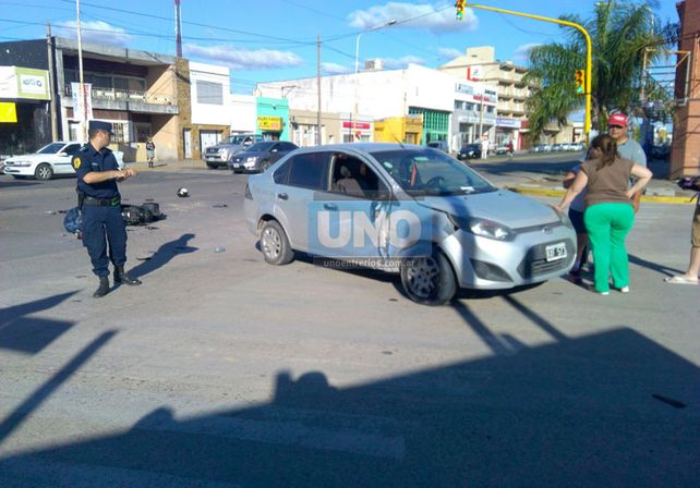 Un motociclista sufrió importantes heridas en la cara al chocar con un auto