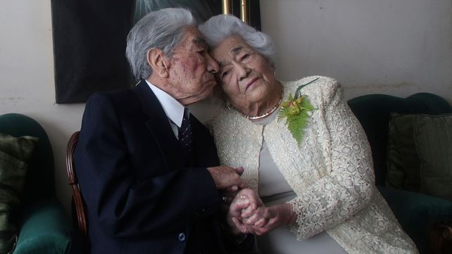 Julio Mora besa a su esposa&nbsp;Waldramina Quinteros