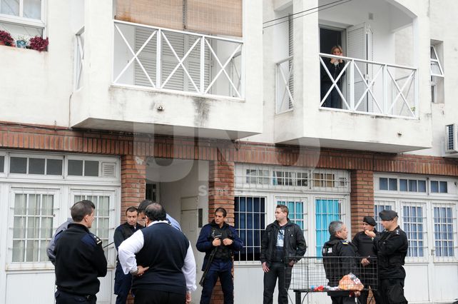 Personal policial trabajó en el lugar para que el joven deponga la actitud.