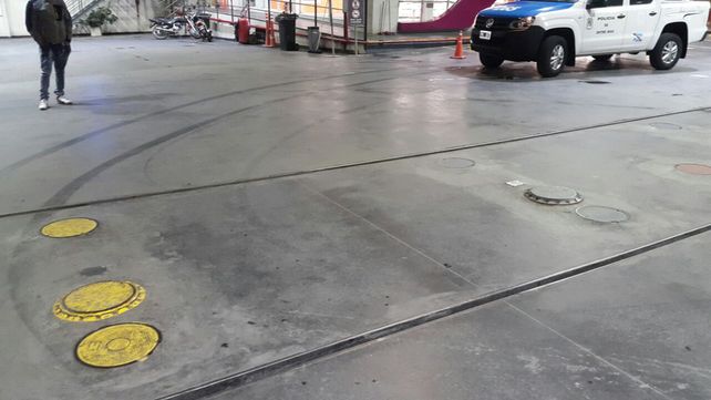 Un auto se quedó sin frenos y chocó contra una estación de servicio