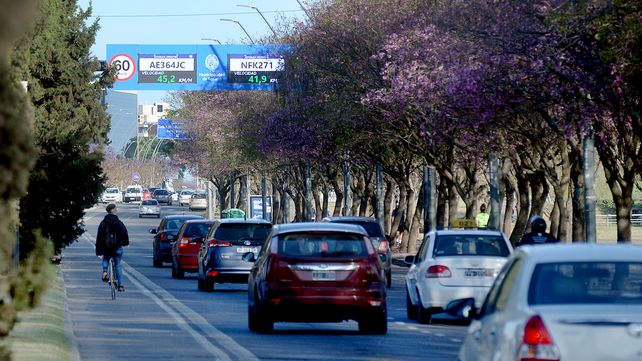 Monitoreados.&nbsp;Las estructuras ubicadas en las avenidas tienen lectores de patentes que permiten informar al instante la velocidad vehicular.