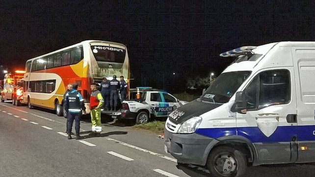 Atacaron a balazos a dos micros de larga distancia