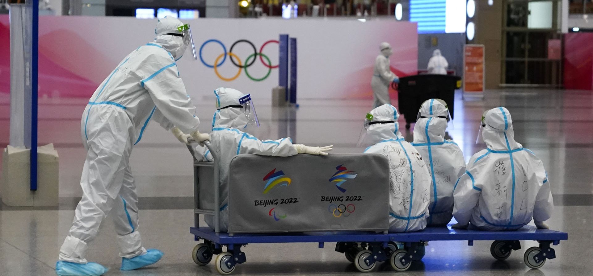Voluntarios viajan en un carrito en el Aeropuerto Internacional Capital de Beijing después de la finalización de los Juegos Olímpicos de Invierno de 2022, el domingo 20 de febrero de 2022 en Beijing.