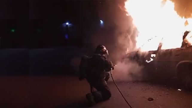 Bomberos Zapadores en acción frente al incendio de un auto en zona oeste.&nbsp;