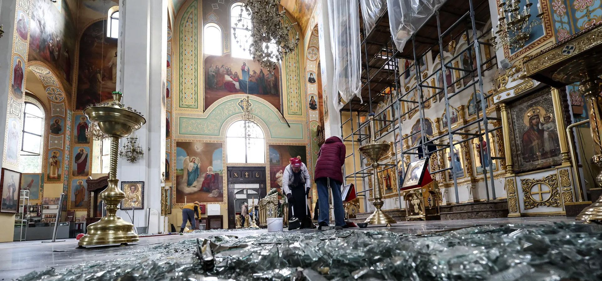 Zaporiyia, Ucrania. Voluntarios limpian los escombros en una catedral después de que un ataque aéreo ruso en la ciudad la madrugada del miércoles matara al menos a dos personas e hiriera a otras cinco. Fotografía: Kateryna Klochko/EPA Zaporiyia, Ucrania. Voluntarios limpian los escombros en una catedral después de que un ataque aéreo ruso en la ciudad la madrugada del miércoles matara al menos a dos personas e hiriera a otras cinco. Fotografía: Kateryna Klochko/EPA