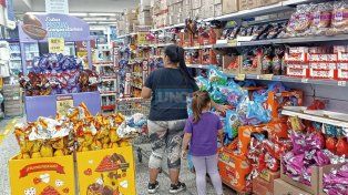 En supermercados hay promociones para poder vender los huevos de Pascua