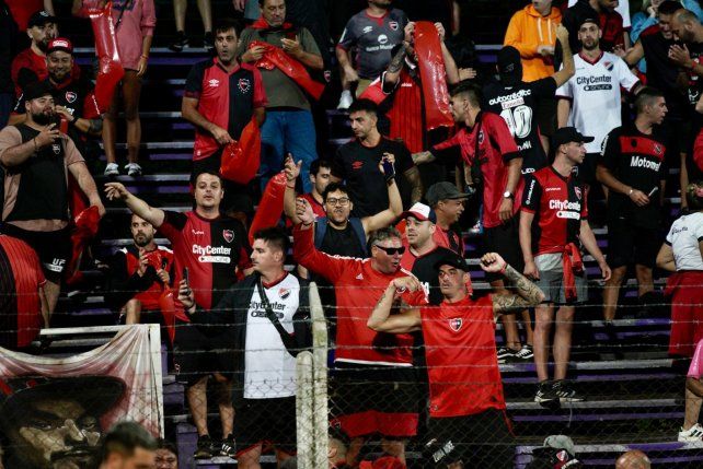 El aguante rojinegro. Los hinchas dijeron presente en el estadio Franzini. 