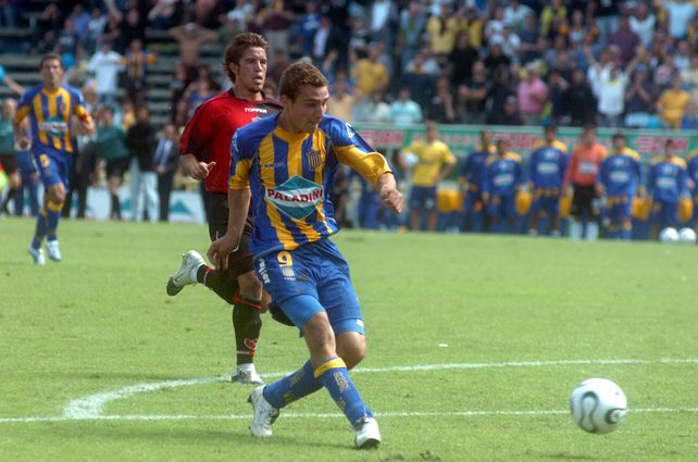29/10/2006, RC 4 - NOB 1. Marco define ante Villar, tras dejar atrás en la corrida a Torrén y Rivera.